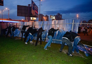 Забудова - знесення паркану - Навались. У Києві на Позняках знесли будівельний паркан біля метро