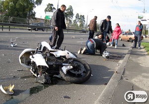 У Києві розбився мотоцикліст з пасажиркою