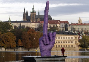 Навпроти резиденції президента Чехії з явилася десятиметрова скульптура руки з витягнутим середнім пальцем