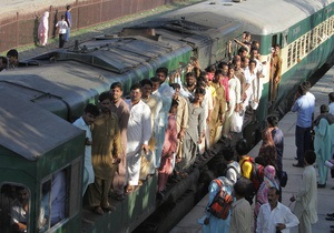 У Пакистані терористи підірвали пасажирський поїзд