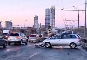 Новини Москви - ДТП - Близько 30-ти автомобілів потрапили в масове ДТП у Москві через ожеледицю