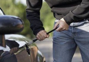 У Києві затримано двох чоловіків, які буксирували викрадений автомобіль