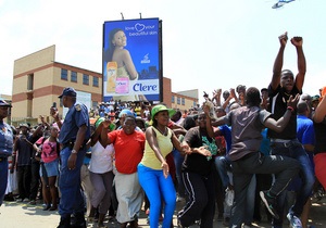 Жители поселка в ЮАР протестуют из-за изнасилования двух малышей