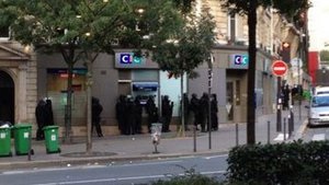 Озброєний чоловік, який захопив заручників у банку Парижа, здався поліції