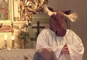 В шведской церкви проповедница выступила в костюме лося