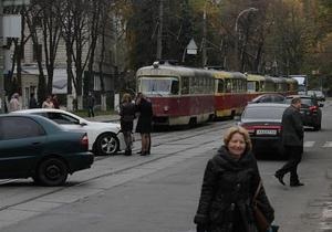 Новини Києва - ДТП - На столичному Подолі ДТП паралізувала рух трамваїв