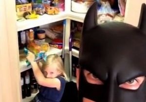 Мой папа - Бэтмен. Американец в маске супергероя стал звездой интернета
