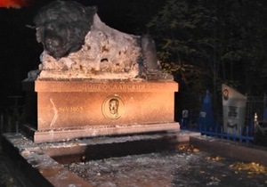 Новини Луганська - могила - кримінальний авторитет - У Луганську мисливці за кольоровими металами осквернили могилу відомого кримінального авторитета