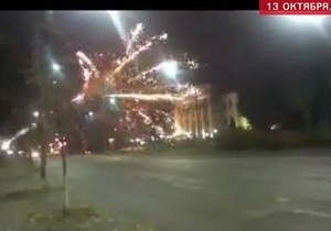 Неизвестные обстреляли фейерверками посольство России в Украине