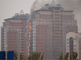 Новини Донецька - пожежа в Донецьку - Обійшлося без жертв. Пожежа в новобудові у центрі Донецька знищила 50 балконів