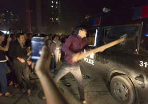У Китаї тисячі протестувальників після повені атакували мерію