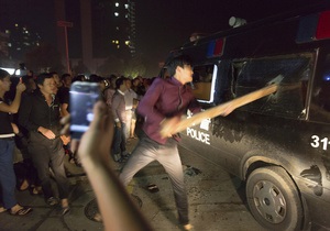 В Китае тысячи протестующих после наводнения атаковали мэрию