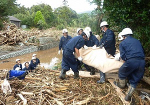 Випа-убийца. В Японии растет число жертв мощнейшего тайфуна, связь с 45-ти жителями Осима-мати до сих пор не установлена