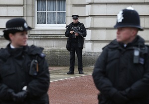 Британец, ворвавшийся в Букингемский дворец с ножом, хотел обсудить с королевой соцвыплаты