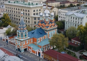 Група людей  східної зовнішності  напала на православний храм в Москві