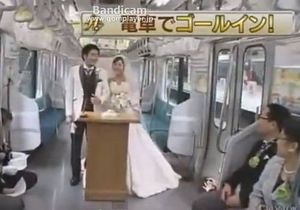 В Японии пара поженилась в городской электричке