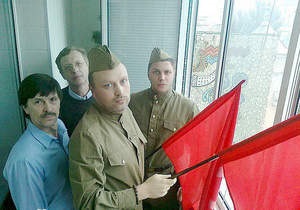 Четверо активистов развернули красные флаги перед участниками марша УПА в Киеве (обновлено)