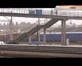 Опаздывающий на поезд житель Ровно, прыгнув с моста на рельсы, задел линию электропередач