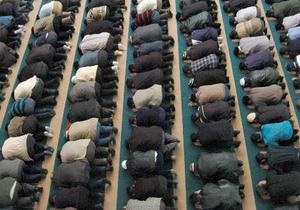Мусульмане собираются у мечети в Москве на празднование Курбан-байрама
