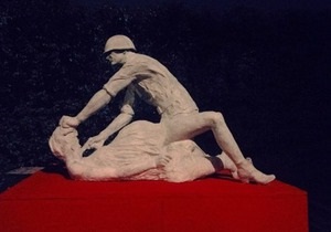 В Гданьске демонтировали скульптуру советского солдата, насилующего польскую женщину