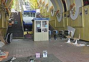 После ремонта: фуникулер в Киеве поменял цвет вагонов