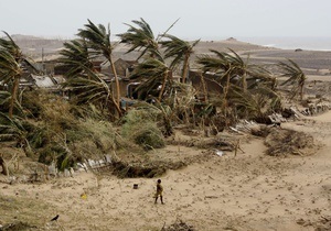 Циклон оставил шлейф разрушений на востоке Индии
