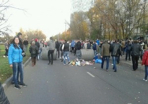 Ситуація на півдні Москви загострюється: учасники акції споруджують барикади з підручних засобів