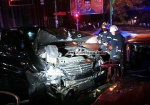 ДТП у Києві: позашляховик ударом виніс Ford Escort на тротуар