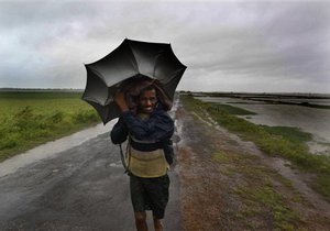 Обрушившийся на Индию ураган теряет силу