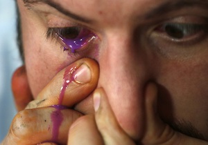 Фотогалерея: Плач, плач, малюй, малюй. Аргентинський художник створює картини зі сліз