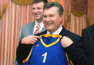 Баскетболисты подарили Януковичу майку сборной Украины