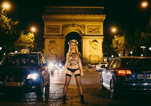 Фотогалерея: Ти не купуєш, я не продаю. Активістки Femen провели нічну фотосесію в Парижі