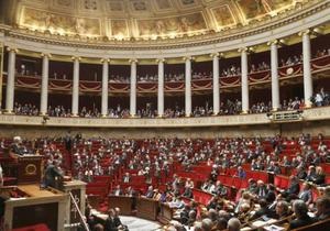 Французького депутата оштрафували за кудкудакання під час засідання парламенту