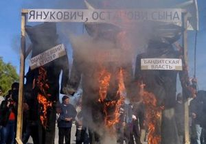 Янукович, зупини сина: у Криму розгнівані пайовики на знак протесту спалили автомобіль