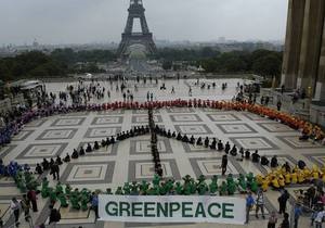 Greenpeace - Arctic Sunrise - Активісти Greenpeace провели антиросійську акцію на Єлисейських полях у Парижі
