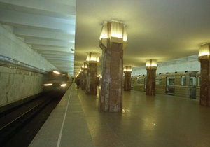 Київ - метро - У київському метро на рейки впала людина
