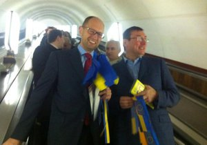 Пішли в народ. Яценюк і Луценко агітували за євроінтеграцію у київському метро