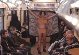 В харьковском метро беременная девушка устроила перфоманс, раздевшись догола