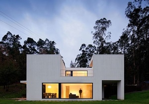 Погружение в ландшафт. Геометрический минимализм в архитектуре и интерьере дома