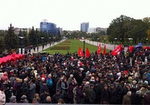 Близько тисячі активістів КПУ зібралися в Донецьку на підтримку референдуму щодо вступу в МС