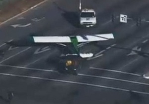 В Калифорнии легкомоторный самолет сел на оживленное шоссе