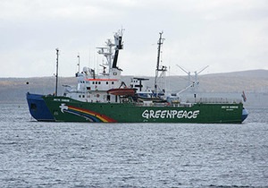 Всіх 30 членів судна Greenpeace офіційно звинуватили в піратстві