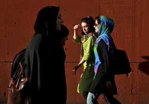Заборонена мода. Іранські жінки в пошуках одягу і віддушини ходять у підпільні бутіки