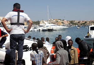 Число жертв крушения корабля с беженцами у итальянского острова Лампедуза превысило 80