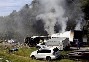 ДТП - США - У США в результаті масштабної аварії загинули щонайменше вісім осіб