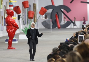Лагерфельд превратил показ Chanel в выставку современного искусства