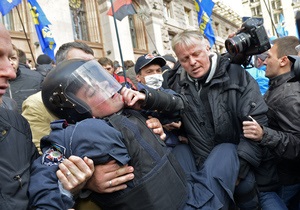 Ножі, заточки й арматура. Регіонал накинувся з критикою на протестувальників проти засідань Київради