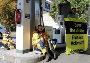 Greenpeace - екологи – арешт активістів грінпіс - У Німеччині активісти Greenpeace блокували роботу заправок Газпром