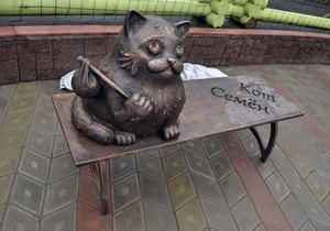 У Росії відкрили пам ятник коту, який загубився в Москві та 6,5 років йшов додому до Мурманська