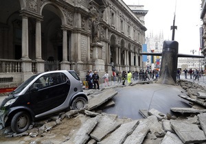 Фотогалерея: Приплыли. Огромная подлодка проломила асфальт в центре Милана